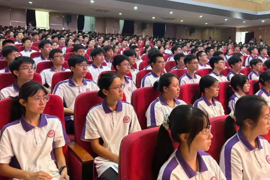 阅兵热血燃眸底 爱国壮志砺胸中——柳州铁一中学集中观看纪念中国人民抗日战争暨世界反法西斯战争胜利80周年大会